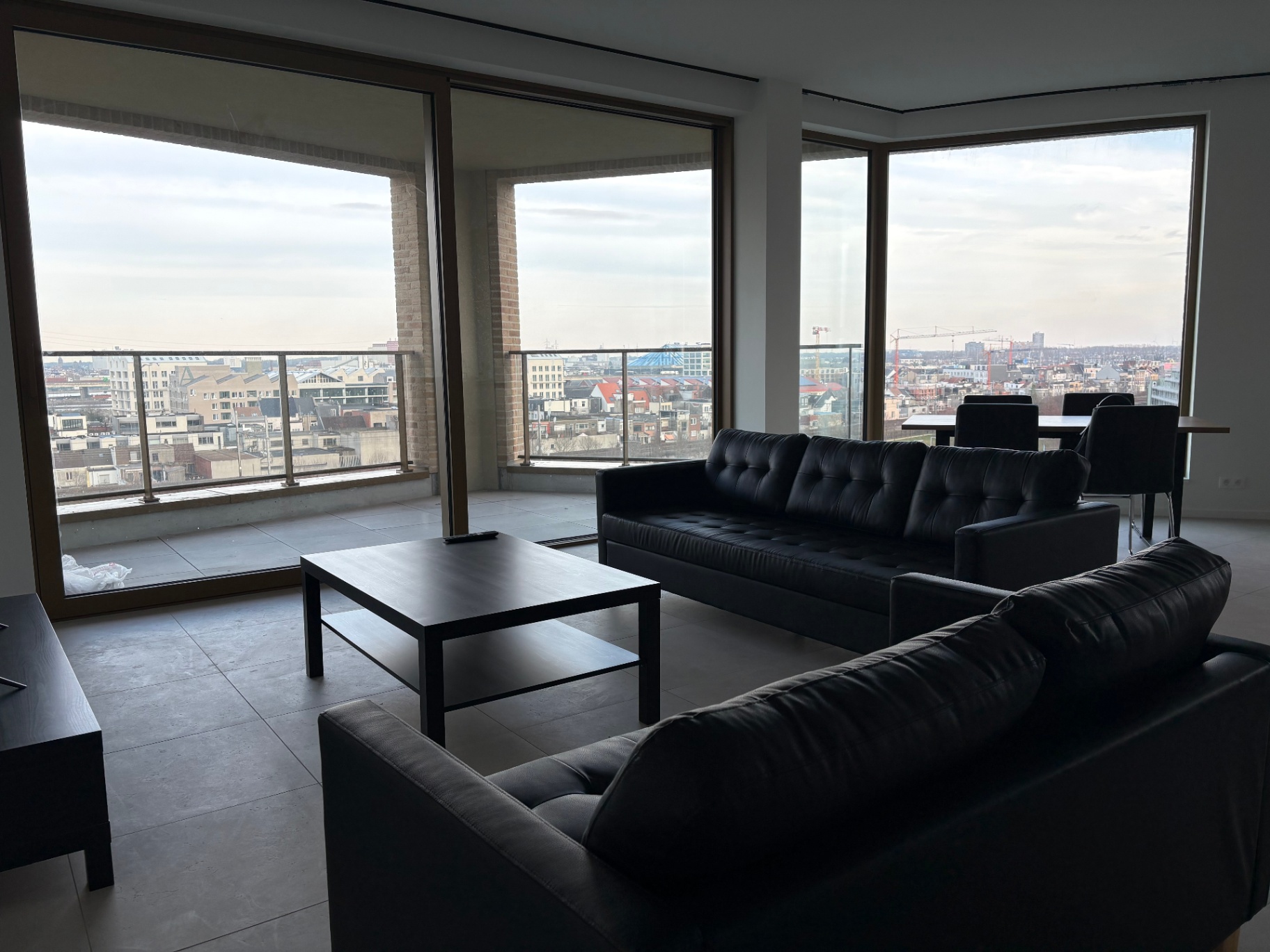 Ruime woonkamer met zicht over de stad