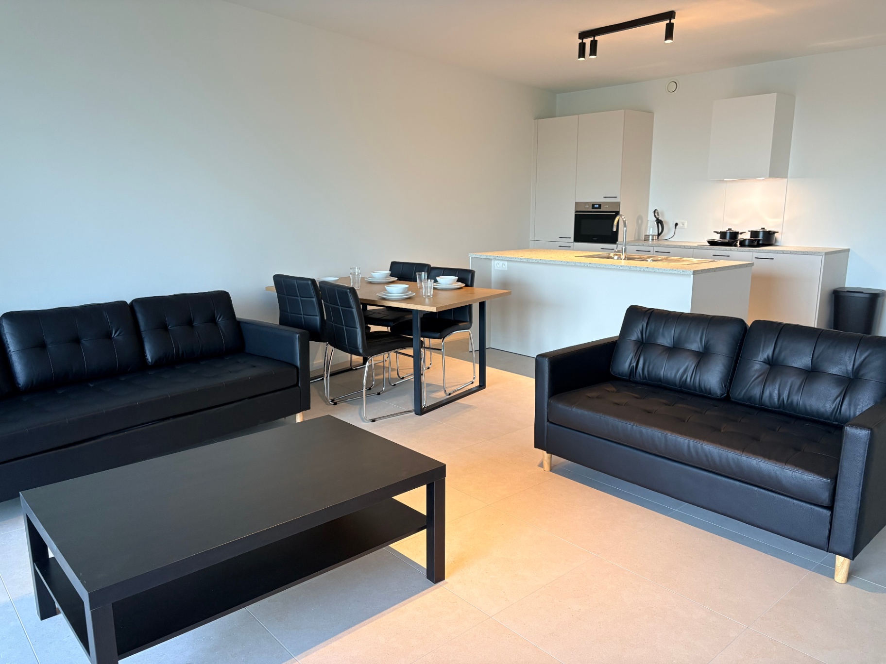 Woonkamer met zithoek en open keuken