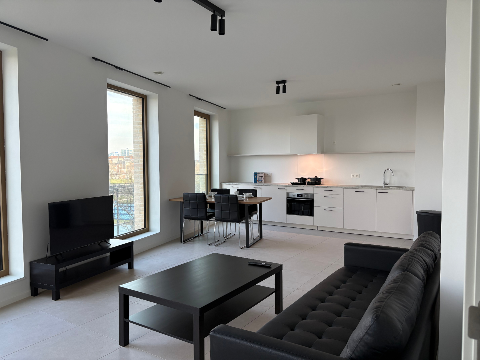 Woonkamer met eethoek en keuken
