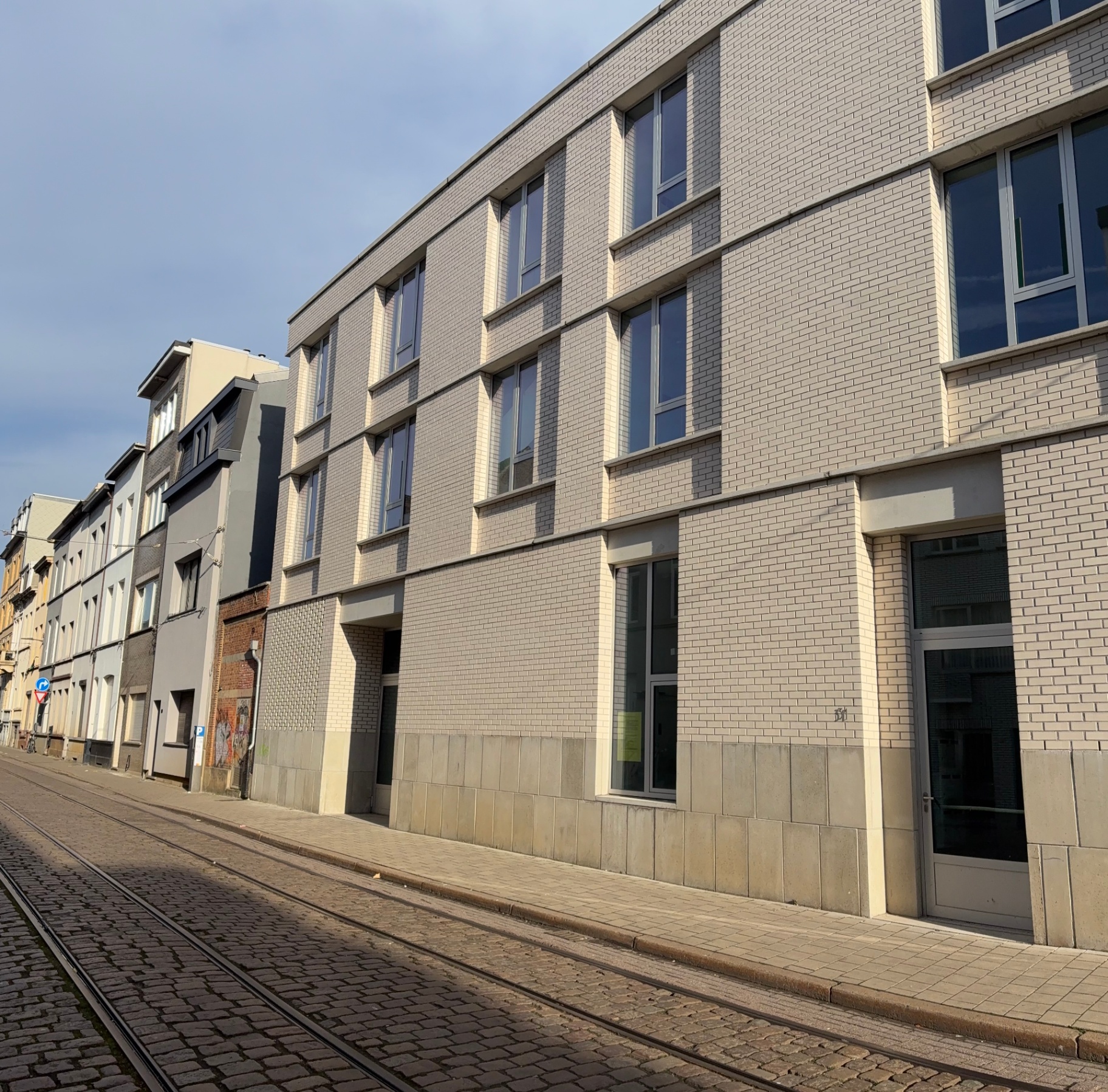 Zijgevel van het gebouw