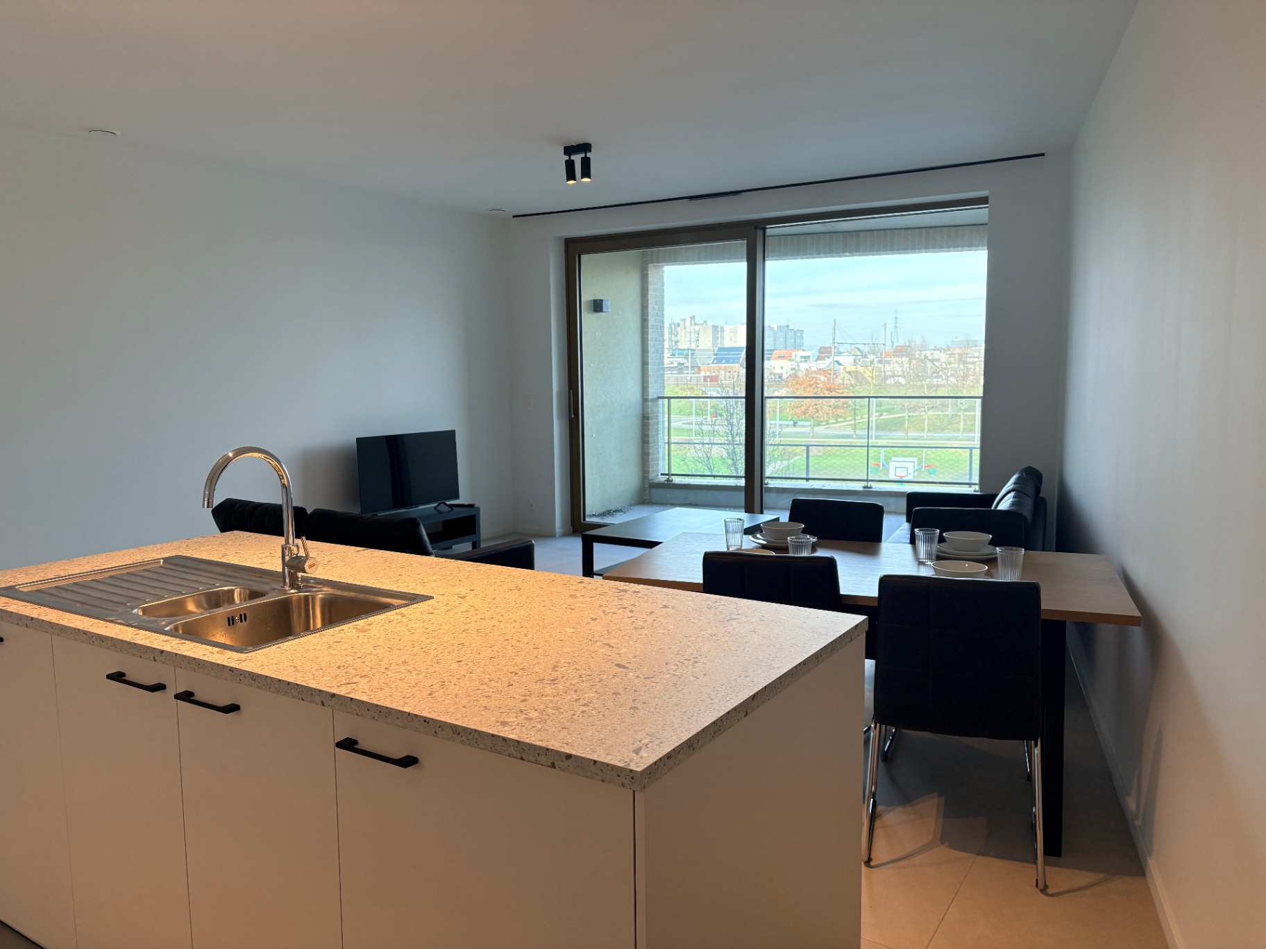 Woonkamer met zicht op balkon